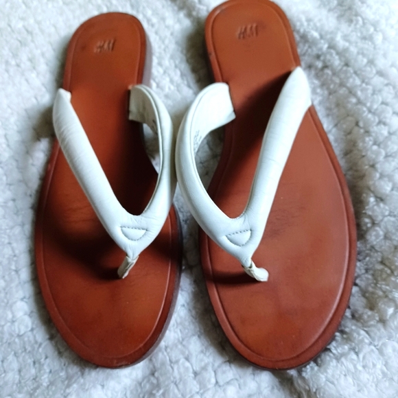 H&M leather flip flop women white padded thong sandles - Picture 2 of 6